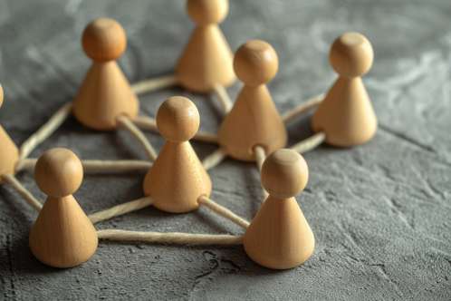 Foto: Netzwerk aus Holzfiguren